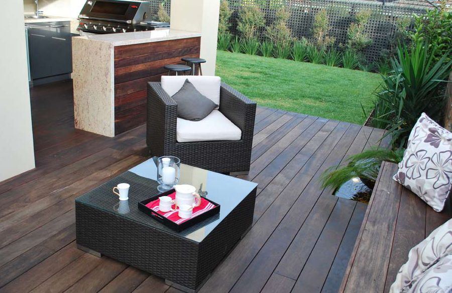 Terrasse en bois et cuisine d’été (créations de jardins), conception Yves Zoccola