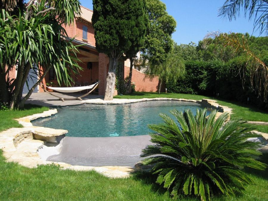 Piscine à plage immergée dans un jardin méditerranéen (photos de réalisations), conception Yves Zoccola