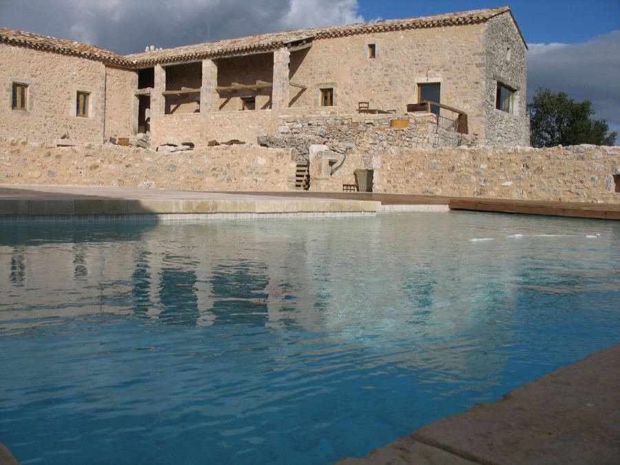 Piscine devant un mas en pierre (photos de réalisations), conception Yves Zoccola