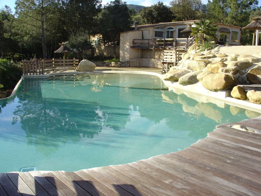 Piscine libre avec cascade de rochers (photos de réalisations), conception Yves Zoccola